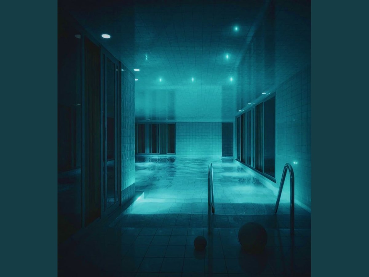 阈限空间（Liminal Space Aesthetic）风格视觉示例